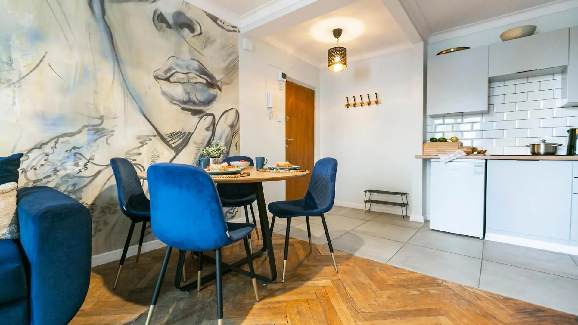 Nowogrodzka 78: Central Apartment with Smart TV near Lindleya Hospital Warsaw