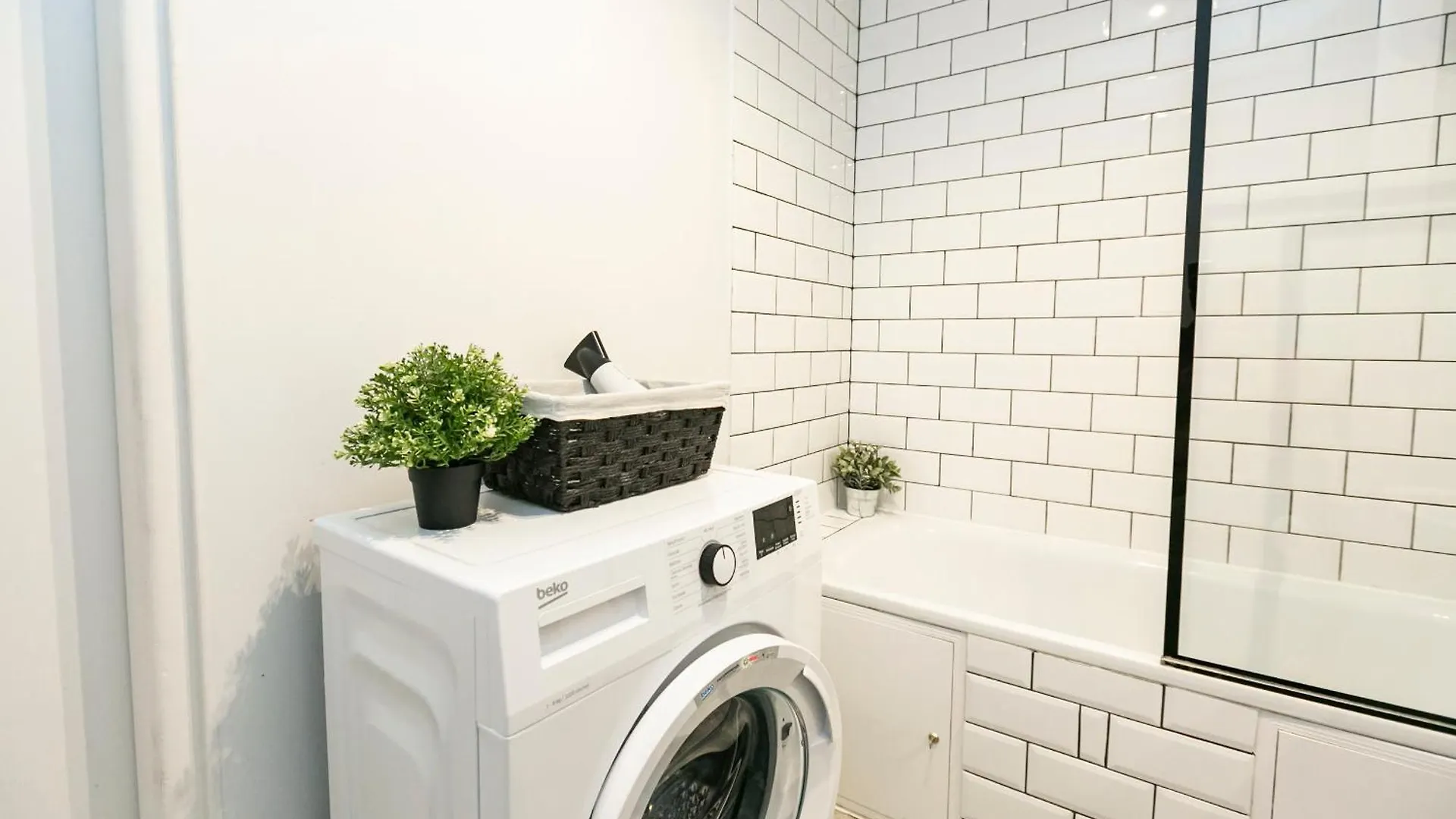 Nowogrodzka 78: Central Apartment with Smart TV near Lindleya Hospital Warsaw Poland